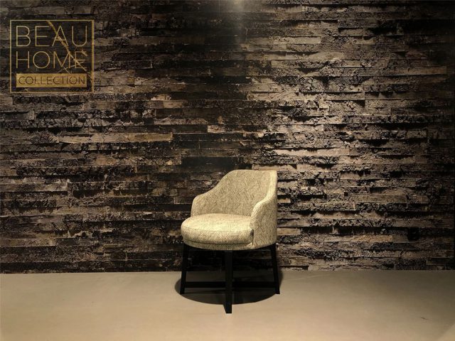 Schuin-aanzicht-beige-bloucé-stoel-op-zwart-houten-draai-onderstel