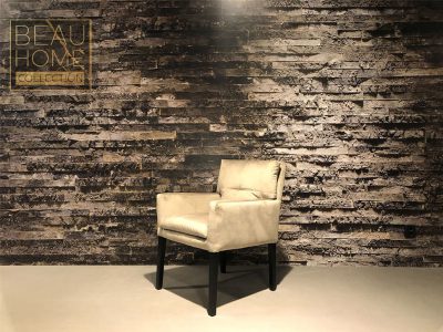 Schuin-aanzicht-beige-velvet-stoel-dikke-kussens-met-armleuning-op-zwart-houten-onderstel
