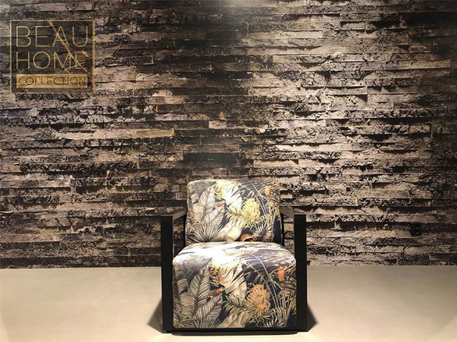 Voor-aanzicht-blok-stoel-in-stof-met-safariprint-en-zwarte-houten-leuningen