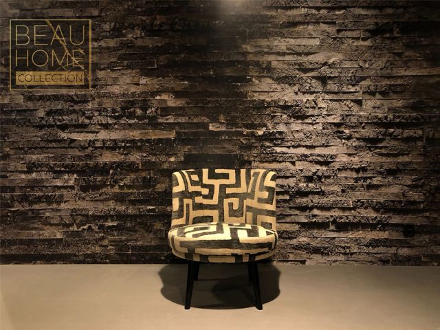 Voor-aanzicht-cocktail-stoel-zwart-beige-op-houten-onderstel