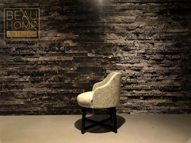 Zij-aanzicht-beige-bloucé-stoel-op-zwarte-houten-onderstel